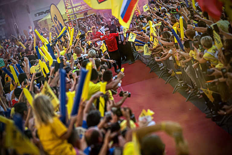 Tim Gajser auf dem roten Teppich