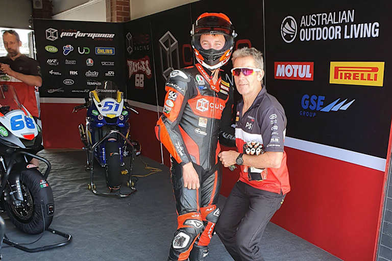 Oli (li.) mit Vater Troy Bayliss