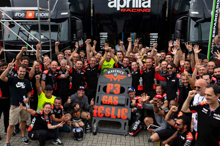 Jubel bei Aprilia nach P3 von Viñales (Albesiano ganz rechts)