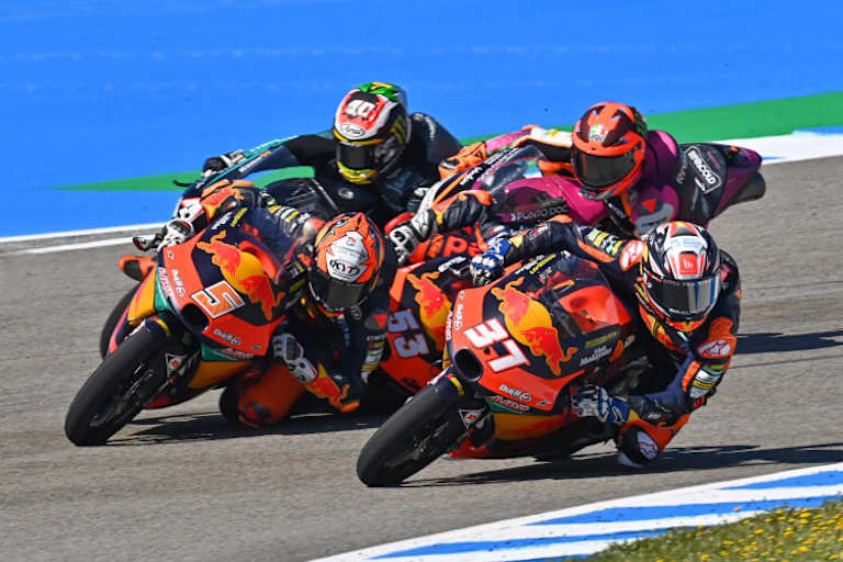 Deniz Öncü #53 rutscht in der letzten Kurve aus