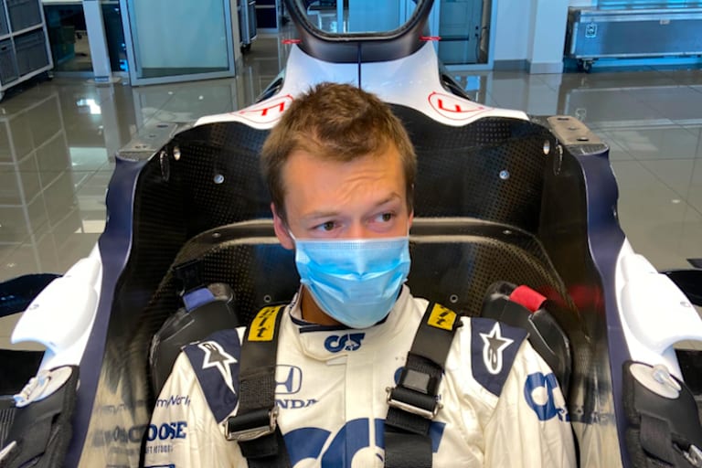 Daniil Kvyat bei der Sitzprobe im 2020er Renner im Werk von AlphaTauri