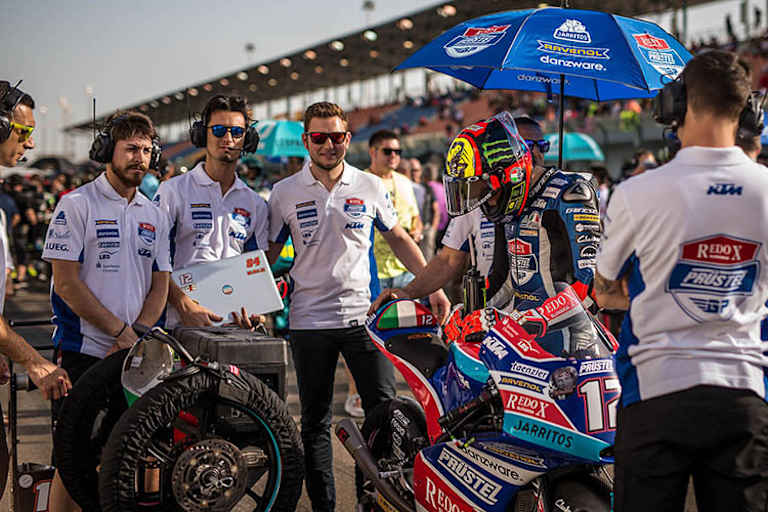 Marco Bezzecchi mit Teamchef Florian Prüstel vor dem Start