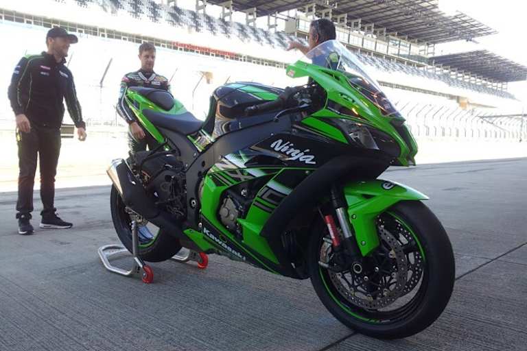 Tom Sykes (li.) testete auf dem Lausitzring die Serien-ZX-10R