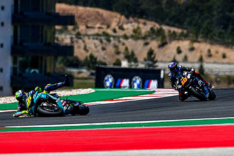 Portimão: Rossi stürzt vor Bruder Marini