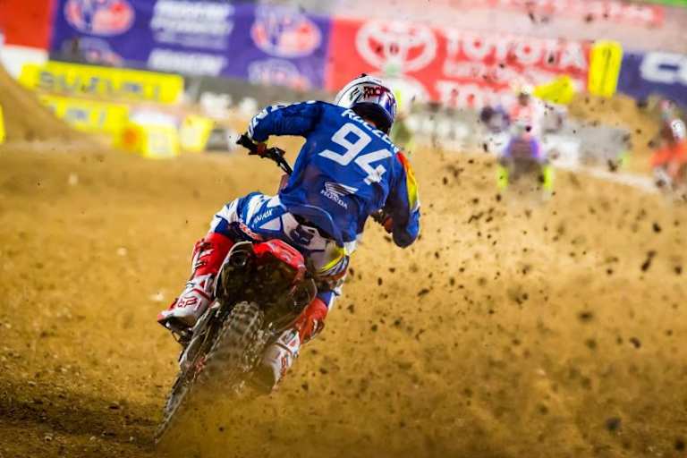 Roczen biegt mit vollem Vorschub auf die Startgerade ein