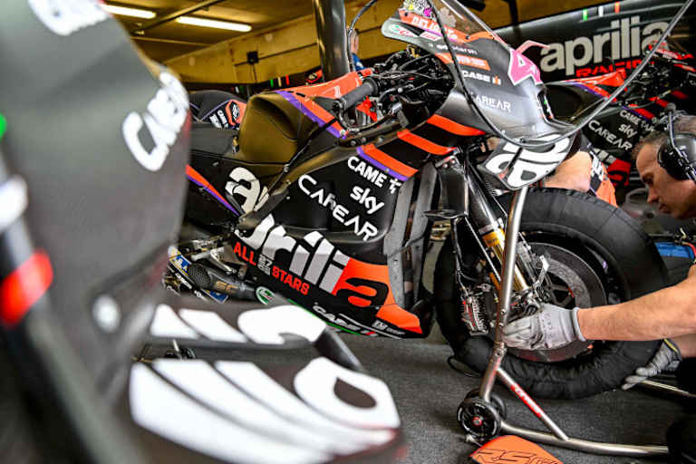 Die RS-GP von Espargaró mit den neuen Flügeln an der Gabel