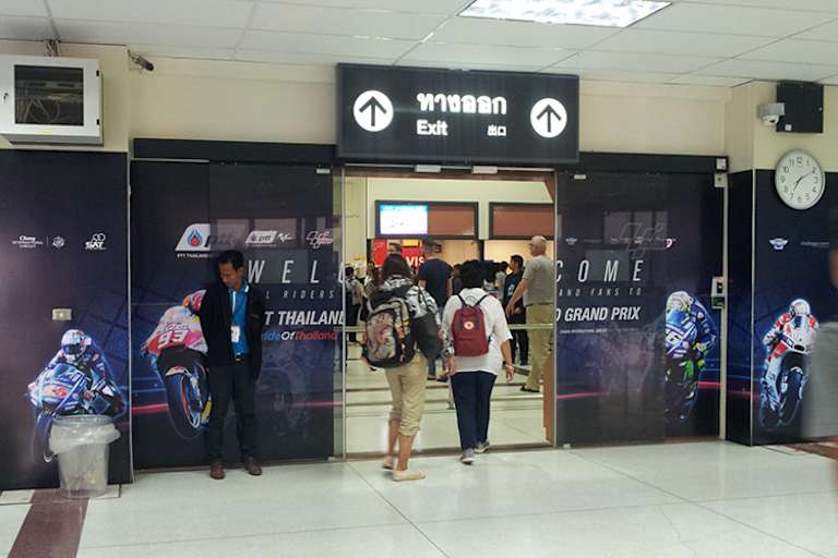 Die Ausgangstüre des Flughafens in Buriram