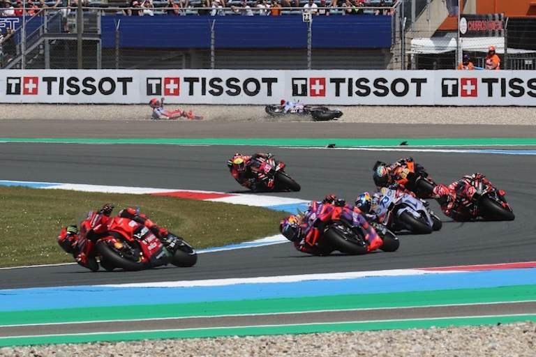 Runde 2: Marc Márquez rutscht von der Rennstrecke