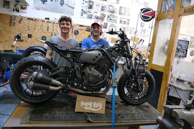 Die Young Guns Fabian Witzig (li.) und Nik Heer verraten mit dem Bild einer gestrippten Yamaha XSR 700 so viel wie nichts