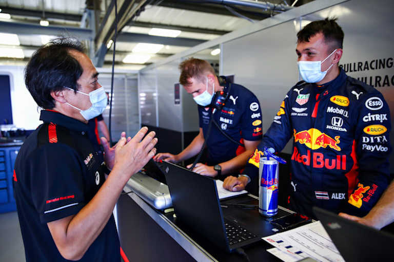 Alex Albon (rechts) bei der Arbeit mit seinem Team