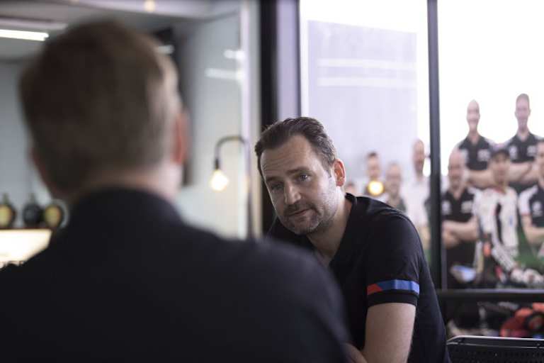 BMW-Rennchef Sven Blusch (re.) mit SPEEDWEEK.com-Chefredakteur Ivo Schützbach