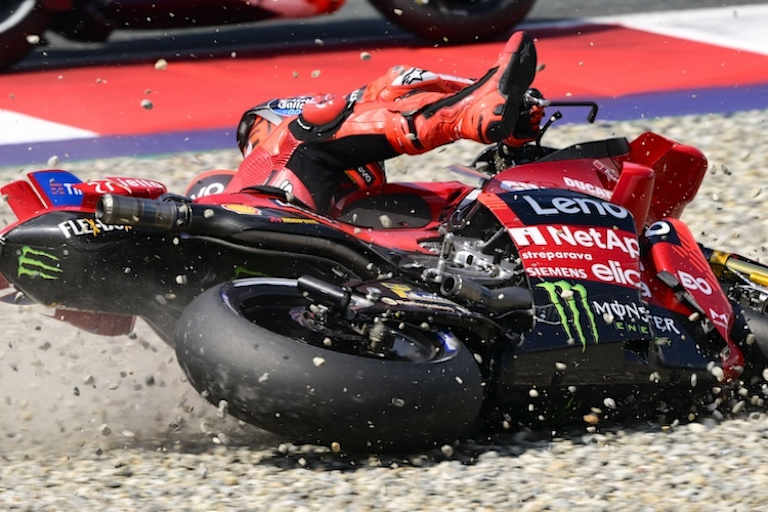 Marc Marquez bei seinem Abflug in der Schikane