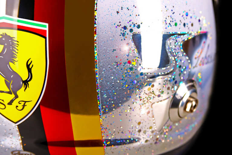 Die Glitzerpunkte werden von Hand aufgesetzt