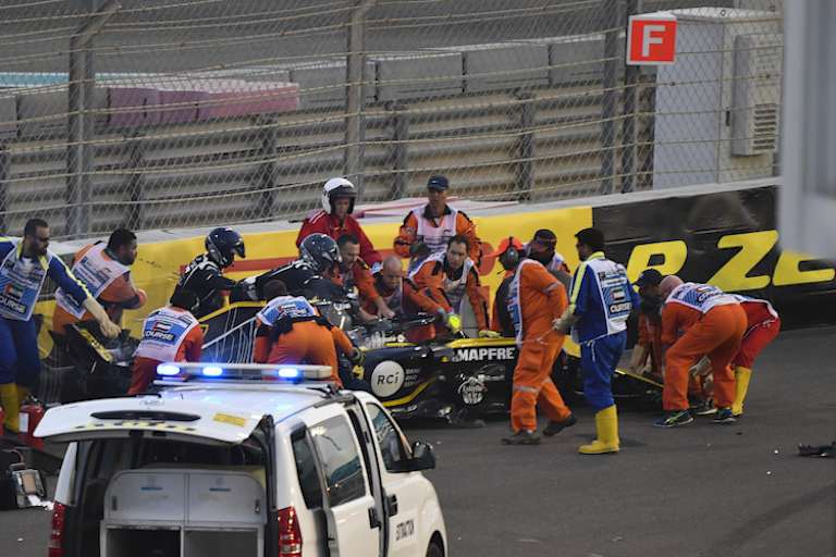 Mit vereinten Kräften wurde der Renault vorsichtig wieder auf die Räder gestellt