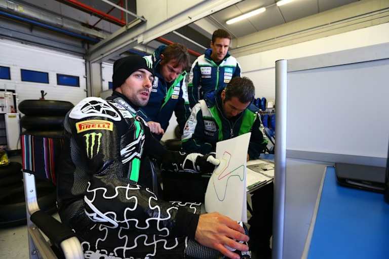 Eugene Laverty in Diskussion mit seinem Crescent-Team