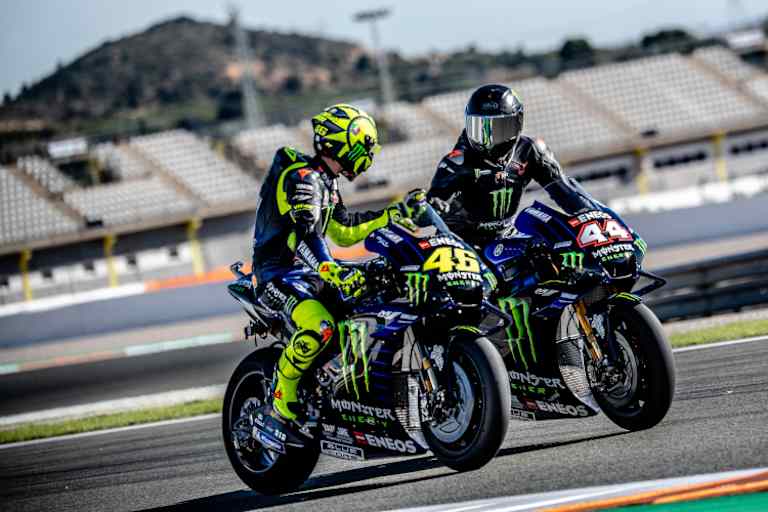 Rossi und Hamilton als MotoGP-Kollegen