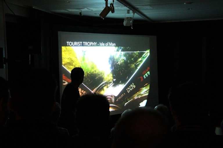 Da war das Publikum stiller als in der Kirche: Horst Saiger erklärt abschnittweise den Mountaincourse auf der Isle of Man