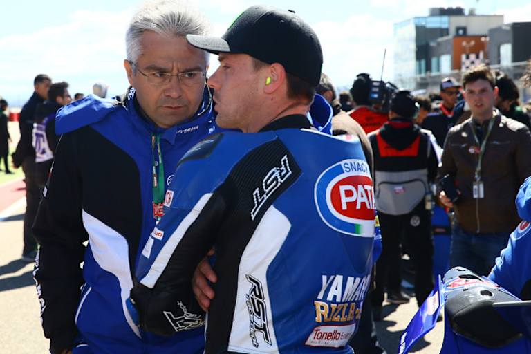 Yamaha-Rennchef Andrea Dosoli (li.) im Gespräch mit Alex Lowes