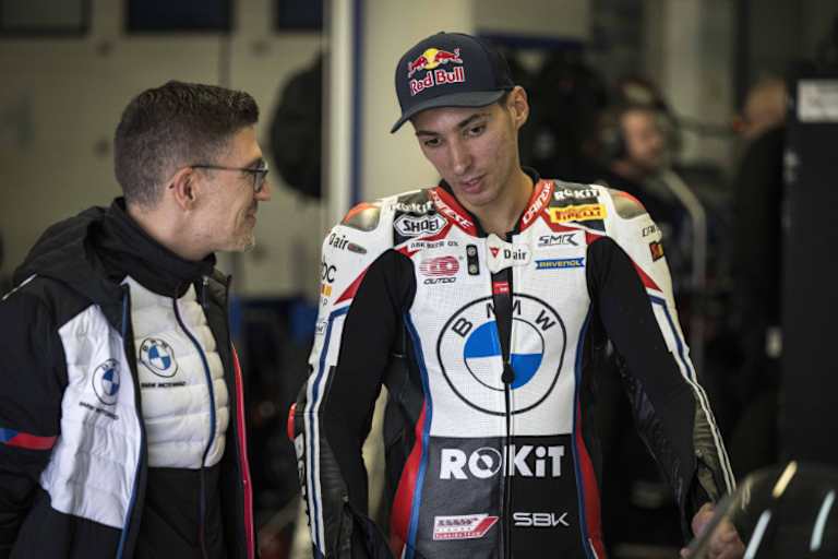 Toprak Razgatlioglu (re.) mit Chris Gonschor, dem Technischen Direktor von BMW Motorrad Motorsport