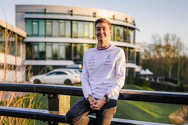 Russell vor dem Chassis-Werk in Brackley