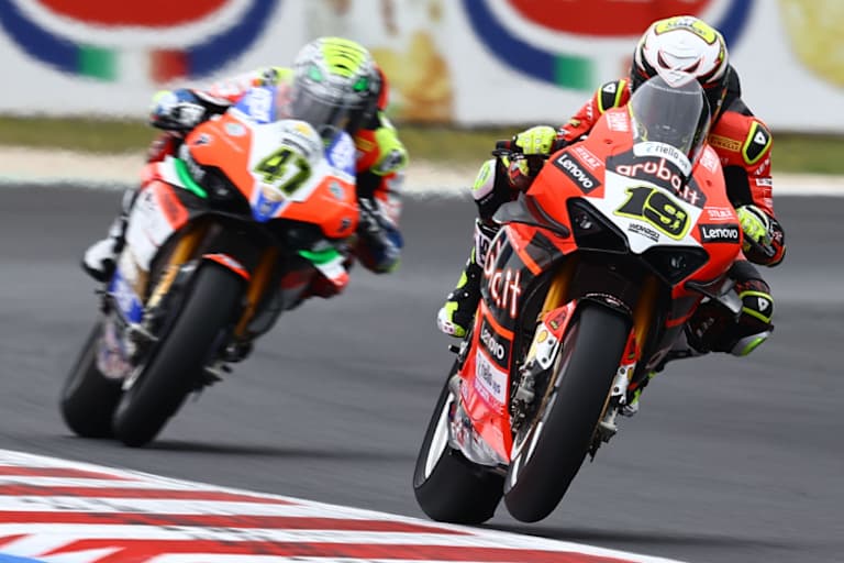 Noch liegt Alvaro Bautista vor Axel Bassani