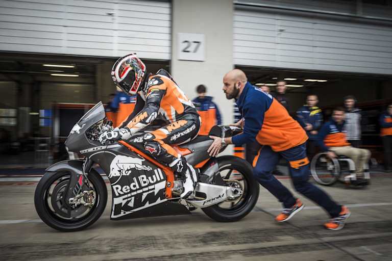 Alex Hofmann beim Rollout vor zehn Tagen mit der KTM RC16 in Spielberg