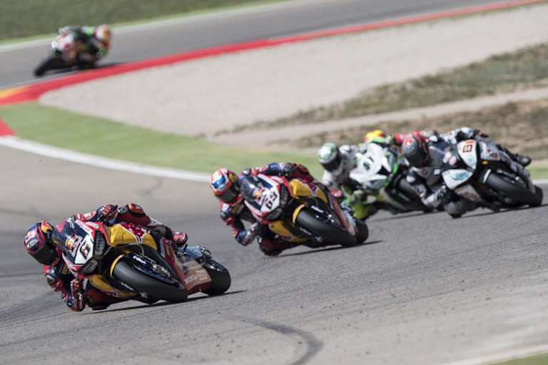 Noch schlagen sich Stefan Bradl (6) und Nicky Hayden (69) in der zweiten Hälfte des Feldes herum