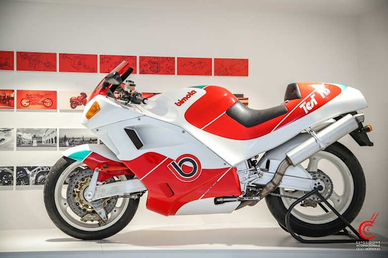 Bimota Tesi 1D von 1990: Die Ähnlichkeit der Vorderradführung mit dem aktuellen Prototypen ist offensichtlich und wird auch nicht bestritten
