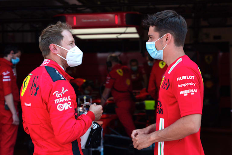 Vettel mit seinem Stallgefährten Charles Leclerc