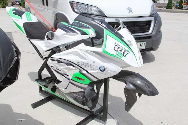 Weckt die Neugier: Demoständer, gesehen an einem Rennstreckentraining