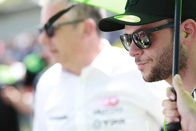 Im Hintergrund: Teamchef Lucio Pedercini