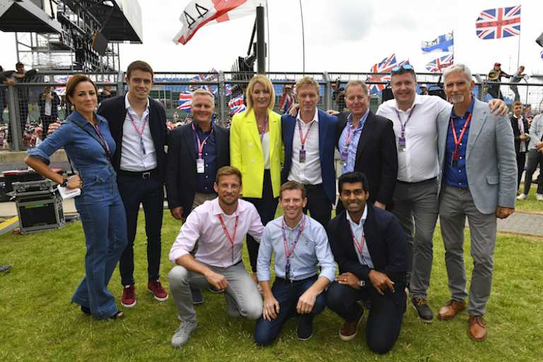 Das Sky-Team. Hinten (von links nach rechts) Natalie Pinkham, Paul Di Resta, Johnny Herbert, Rachel Brookes, Simon Lazenby, Martin Brundle, David Croft und Damon Hill, vorne Jenson Button, Anthony Davidson und Karun Chandhok