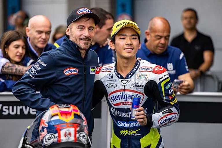 Nach dem Sieg in Assen: Max Biaggi mit Ayumu Sasaki