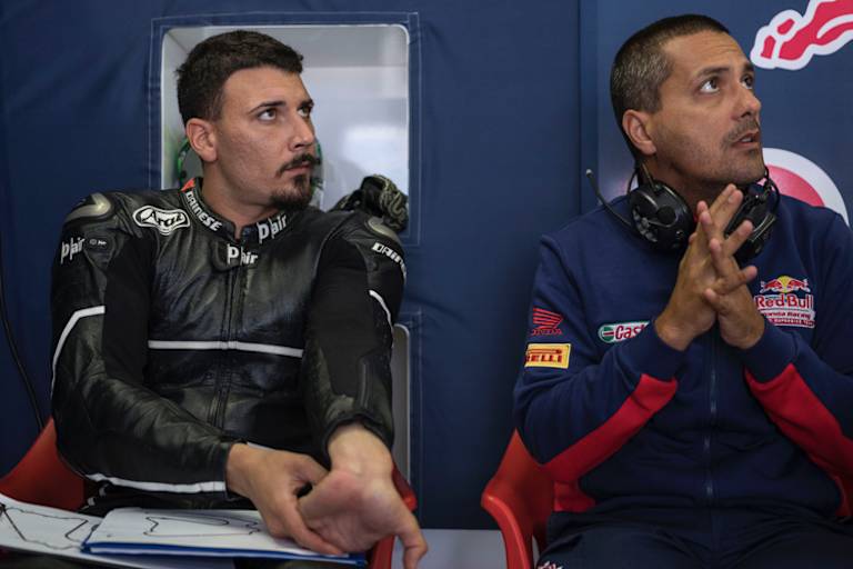 Davide Giugliano (li.) mit Crew-Chief Dino Acocella