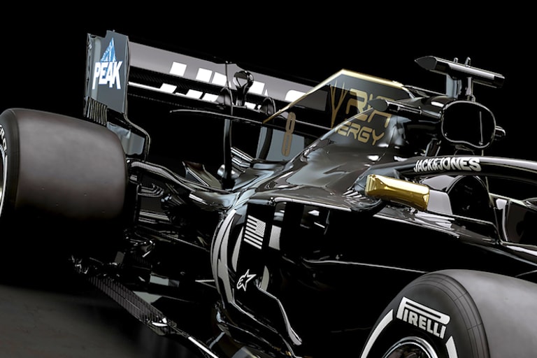 Im Haas-Heck gut zu erkennen: Zwei Wastegate-Röhrchen über dem Auspuff-Endrohr