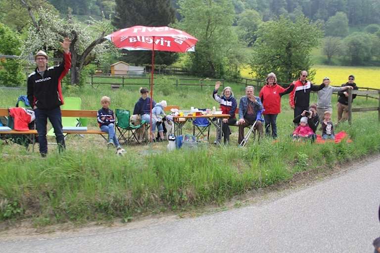 Der Love Ride ist Kult: Die Zuschauer am Streckenrand richten sich gemütlich ein