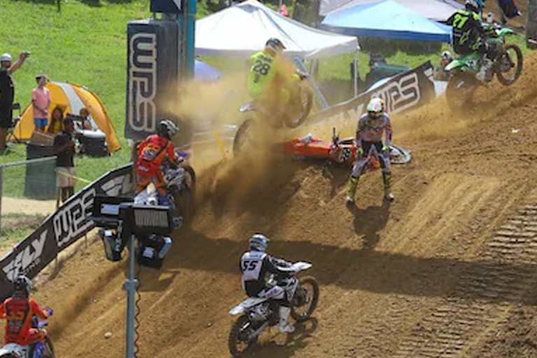 Antonio Cairoli stürzte im ersten Lauf und beendete das Rennen auf P19