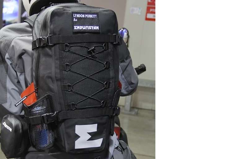 Das Namensschild verrät es: Dieser Rucksack wird eine weite Reise antreten und hat keine Schonung zu erwarten