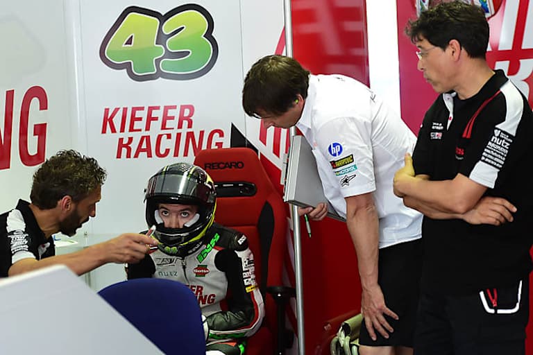 Luca Grünwald mit dem Kieferteam