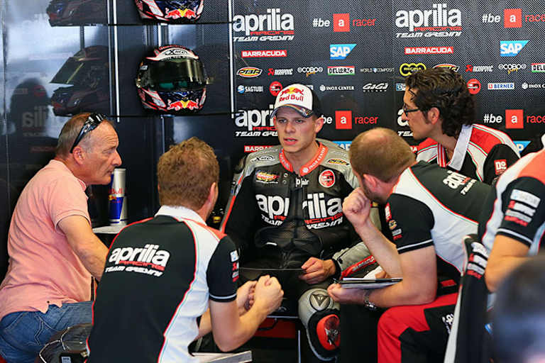 Stefan Bradl in der Box des Aprilia-Werksteams