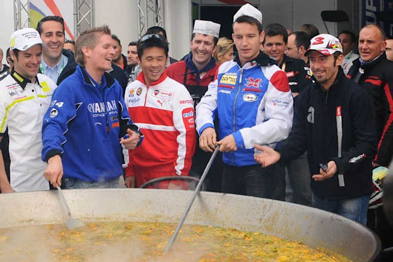 Max Neukirchner (2. v. r.) als Paella-Koch.