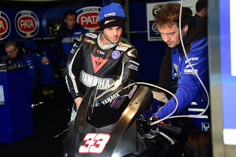 Sandro Cortese mit Technikern von GRT Yamaha