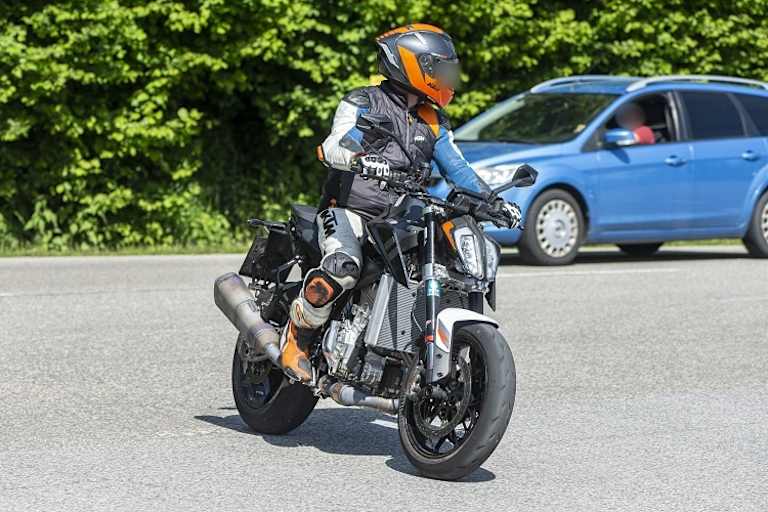 Der vergrösserte Kühler des Prototyps deutet eine markannte Leistungssteigerung für die neue Duke-Generation an