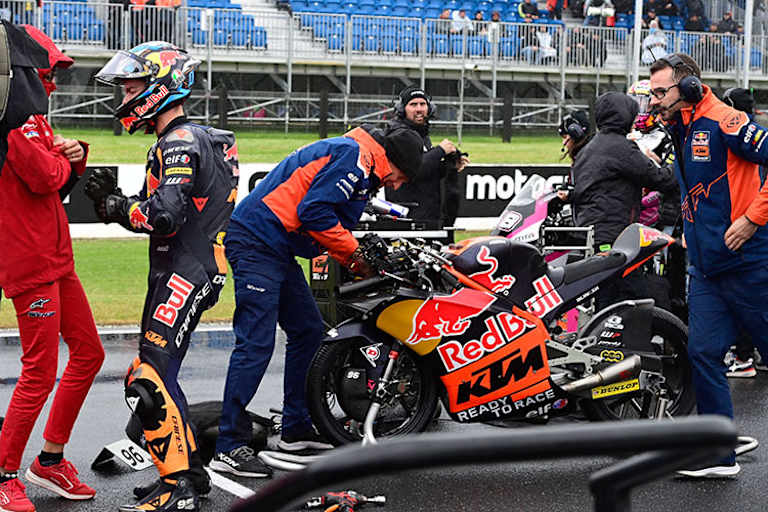 Dani Holgado stürzte schon auf dem Weg zum Startplatz, seine KTM musste dort repariert werden