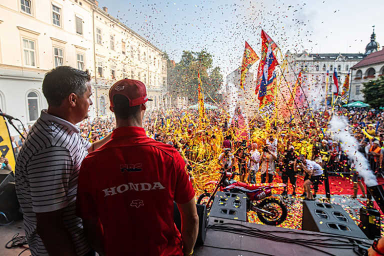 Und vor einem Meer aus Fans