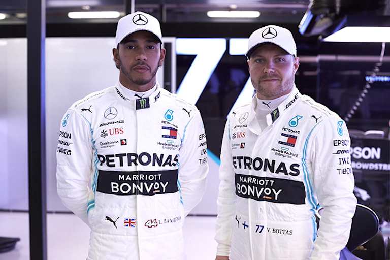 Hamilton und Bottas mit Werbung für Marriott Bonvoy