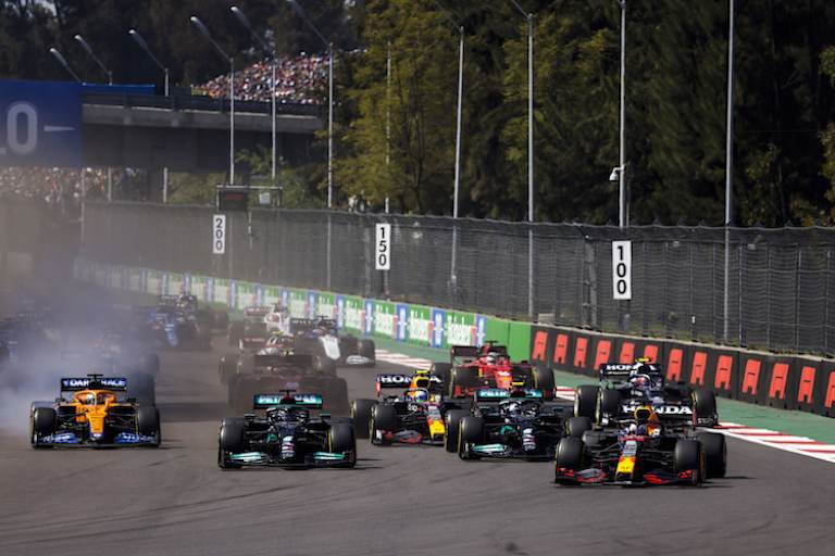 Lewis Hamilton musste auf der dreckigen Seite losfahren, kam gut weg und steckte auf der Innenseite fest