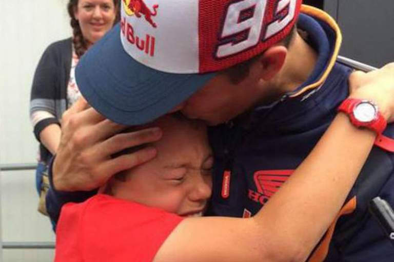 Diesen kleinen Fan musste Marc Márquez trösten