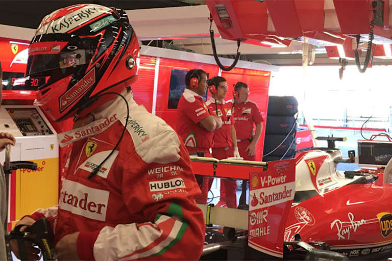 Die Mitarbeiter von Ferrari tragen schwarze Schleifen