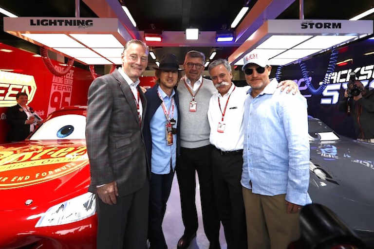 Chase Carey (Zweiter von rechts) in Silverstone mit (von links) Sean Bratches, Owen Wilson, Ross Brawn und Woody Harrelson